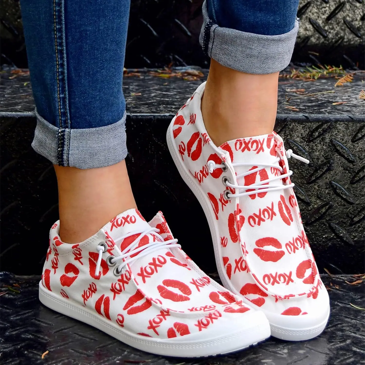 Gumipy Women's Canvas Shoes Valentine's Day Lace-Up Loafers Love Heart Print Sneaker Comfortable Lightweight Walking Shoes